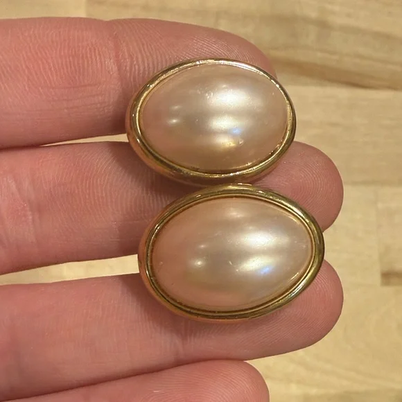 Trifari Signed Gold & Blush Pink Clip On Earrings Vintage - Picture 2 of 8